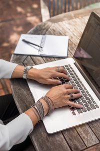 How to Write a Book in Word Bubok - Woman - Typing